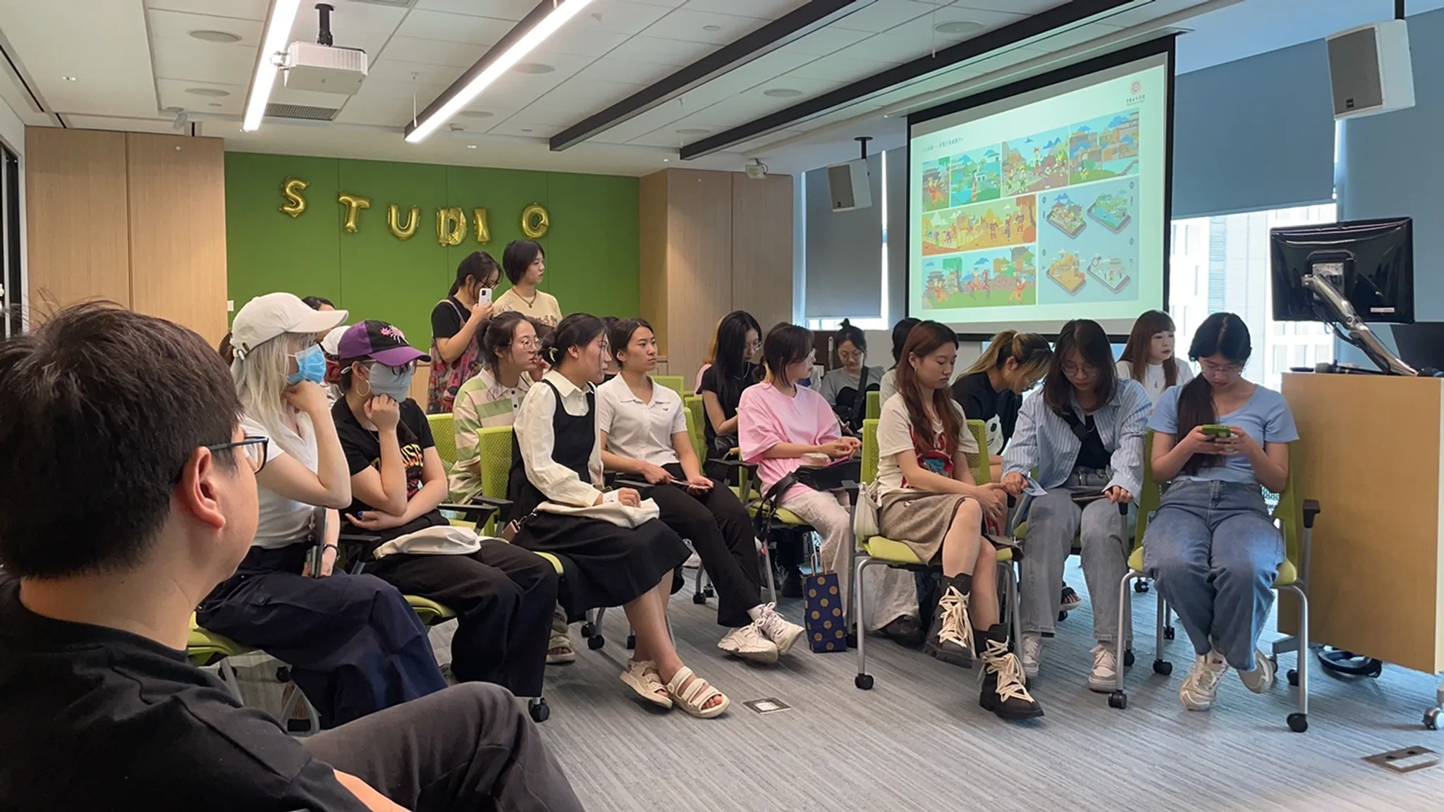 Sharing with visiting students from the Central Academy of Fine Arts.